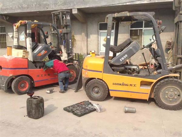 叉車(chē)維修：發(fā)動(dòng)機(jī)檢修中